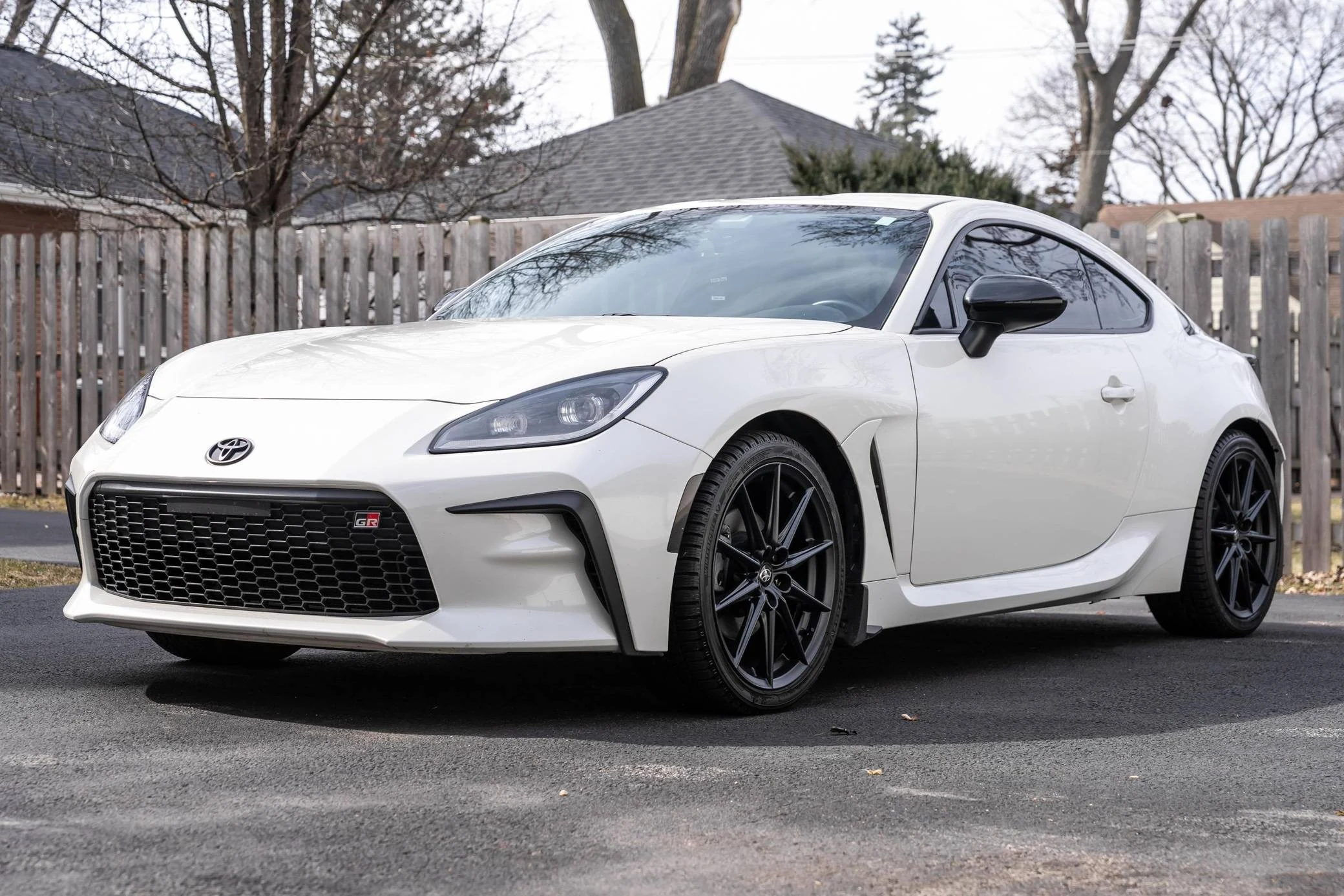 Original photo of a blue sports coupe before testing new wheels